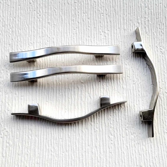 RICHELIEU Hardware Silver Metal Brushed Nickel Cabinet Pull Handle 4-23/32" - Picture 1 of 5